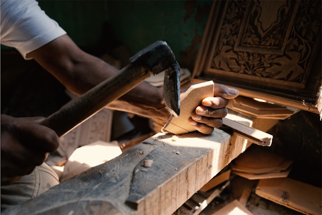 un ébéniste travaillant une piÚce de bois